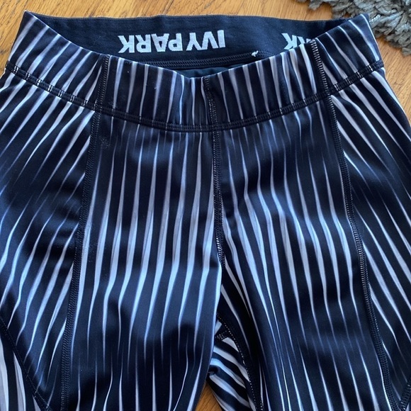 Ivy Park Kaleidostripe Printed Mid Rise Capri Leggings 3/4 size Small - Picture 6 of 13